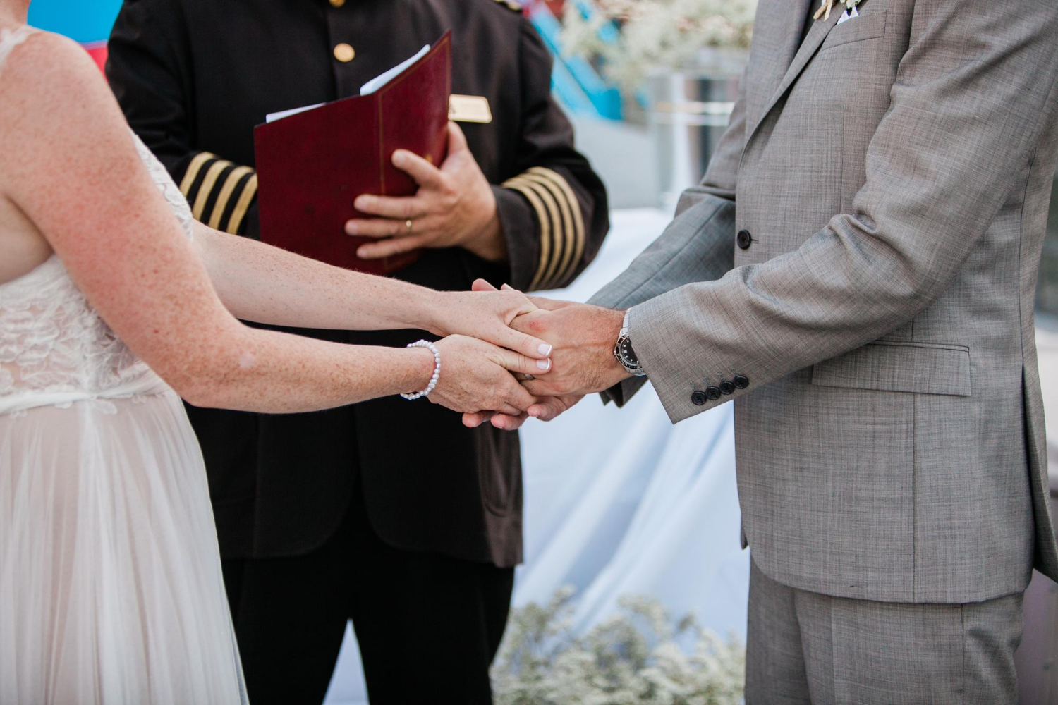 Para trzymająca się z ręce podczas ślubu
